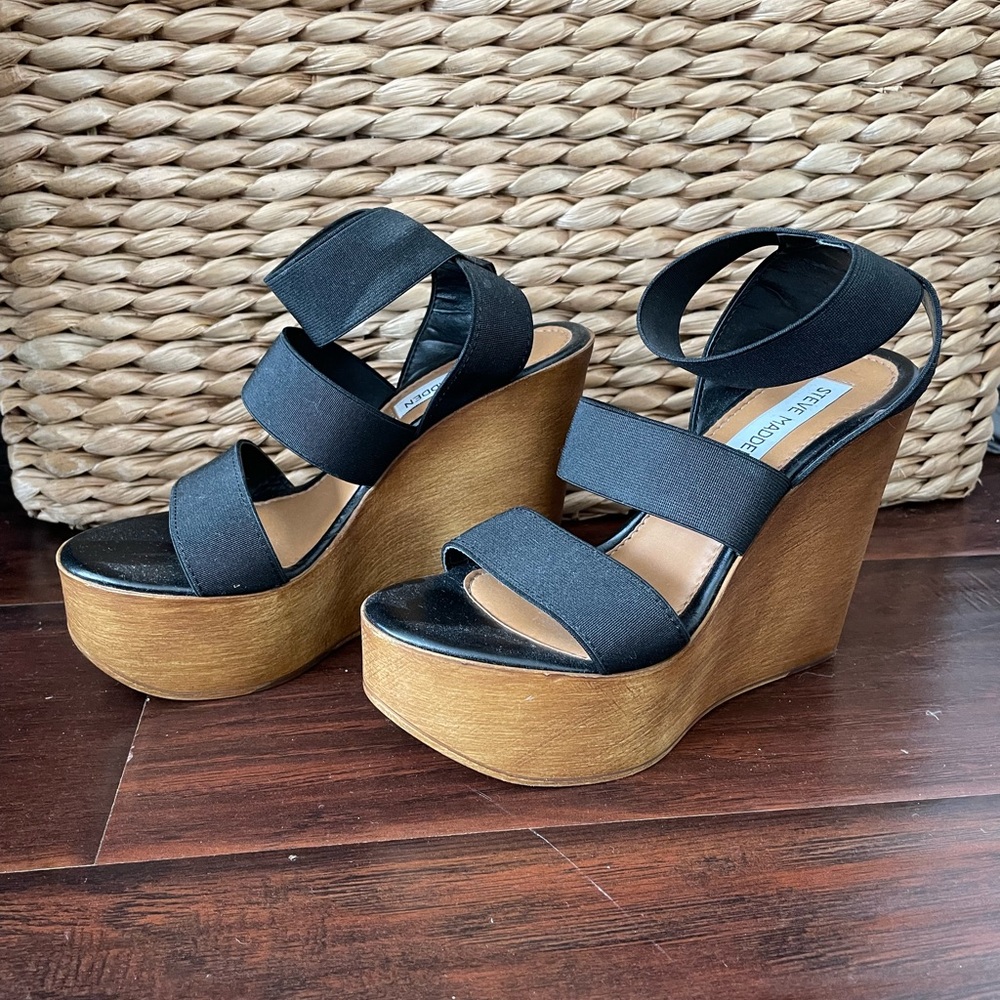 Steve Madden wedges in black and size 6